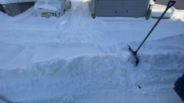 札幌の記録的大雪により埋まった駐車場と玄関前のビフォー写真