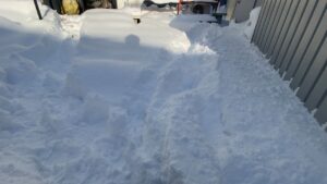 駐車場と玄関前の除雪ビフォー