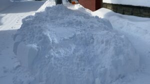 堆雪場所。足元をスロープにし雪を高く積み上げる