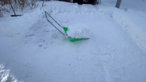 スノーダンプを使用して除雪作業をする様子