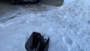 スチールスコップを使用して地面を平坦に整地する