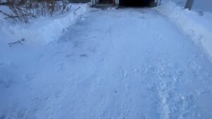 除雪作業完了。平坦となり車の出入りが容易になる