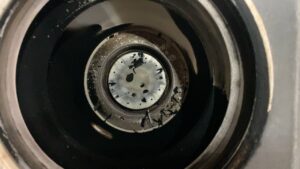 煤で真っ黒になったストーブ燃焼部の清掃前後の比較画像