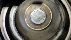 ストーブの燃焼部分を清掃し、綺麗になったビフォー写真