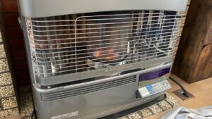 清掃後に試運転を行い、正常な燃焼状態を確認している様子