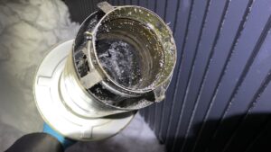 給排気トップを外して内部の雪を除去する様子