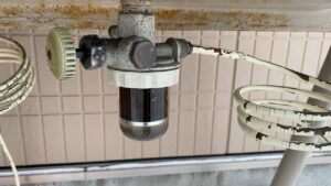 灯油タンクのストレーナー部分から漏れが発生している様子