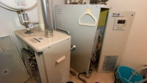 ボイラー室でのエア抜き作業風景