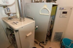 ボイラー室でのエア抜き作業風景