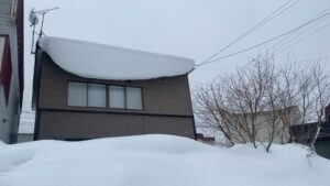 小樽市最上、軒先から2メートル近く垂れ下がった巨大な雪庇