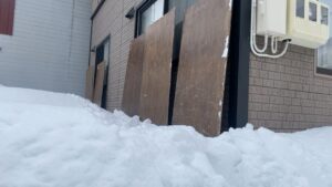 落雪から窓ガラスを守るためにコンパネを設置した様子