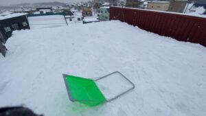 雪下ろしが完了し、すっきりした屋根の様子