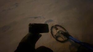 雪の中から発見された直後のスマートフォン