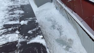 除去された氷の塊。10cm近い厚みがあることが確認できる