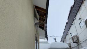 氷の重みにより屋根が変形。軒天ボードが剥がれてしまっている様子