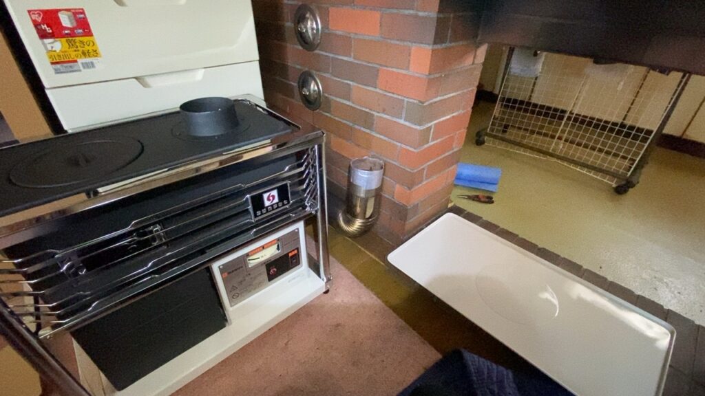 旧ストーブを撤去し、新しいストーブを設置する準備段階の様子