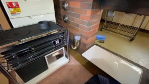 旧ストーブを撤去し、新しいストーブを設置する準備段階の様子