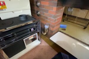 旧ストーブを撤去し、新しいストーブを設置する準備段階の様子