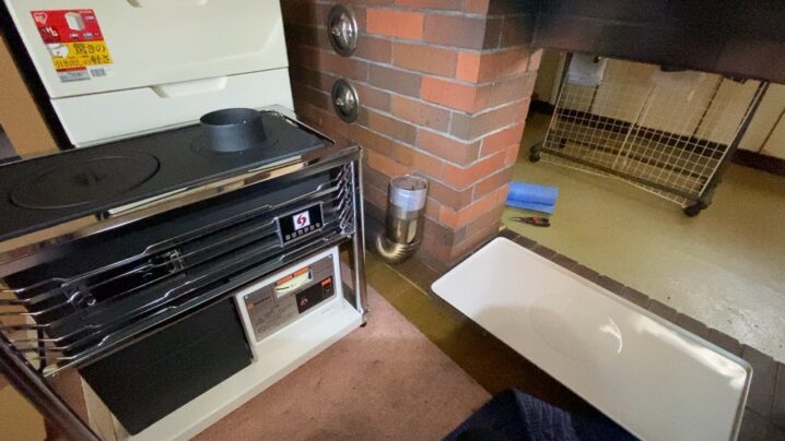 旧ストーブを撤去し、新しいストーブを設置する準備段階の様子