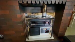 設置が完了し、試運転で火が入ったストーブ。良好な燃焼状態を確認。