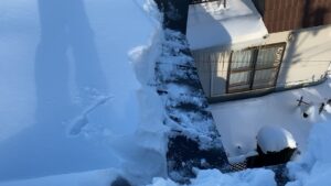 アパートの雪庇・氷の柱がすべて除去され、安全になったアフター写真
