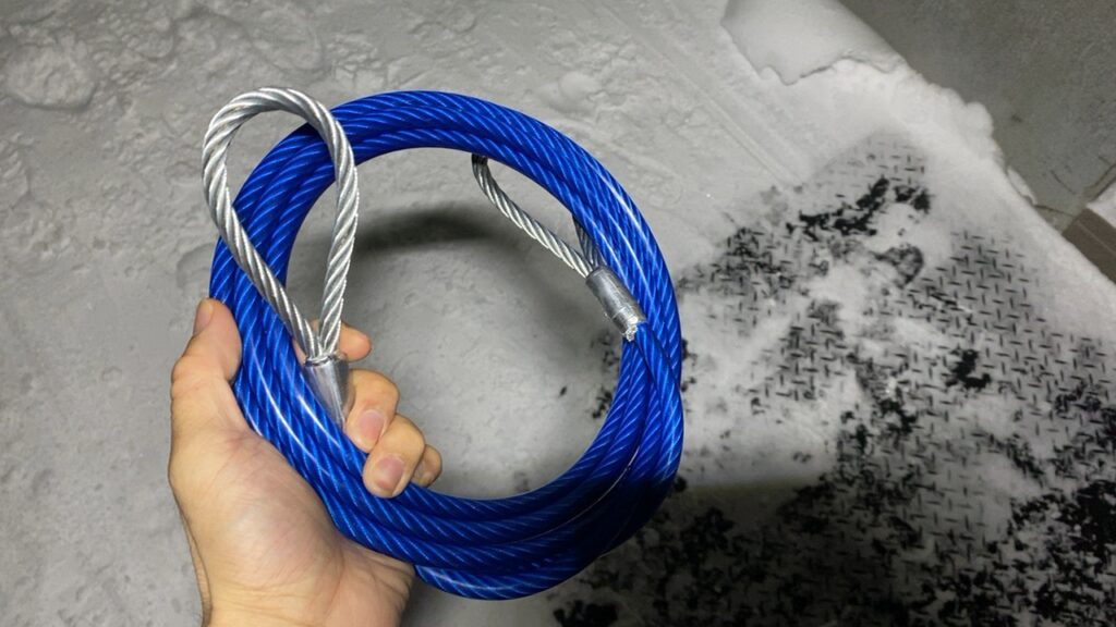 今回使用した強力な牽引ロープ。作業後の道も綺麗に整えました