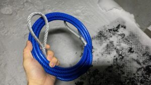 今回使用した強力な牽引ロープ。作業後の道も綺麗に整えました