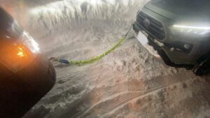 互いの車両に牽引ロープをつけて引っ張り合う様子