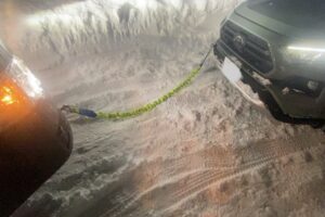 互いの車両に牽引ロープをつけて引っ張り合う様子