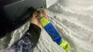 自家用車に牽引フックを取り付けている様子