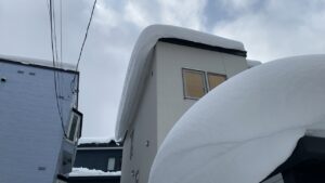 小樽市の現場。屋根から大きくせり出した巨大な雪庇のビフォー写真
