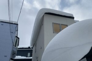 小樽市の現場。屋根から大きくせり出した巨大な雪庇のビフォー写真