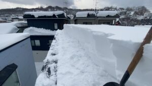 雪庇を除去し、屋根上の雪も綺麗に下ろした作業完了後の写真