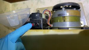 給油後に手動でポンプを回している様子