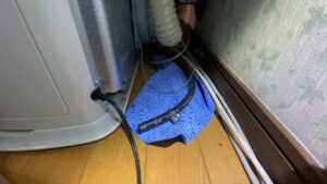 ストーブのゴムホースからエアを抜く様子