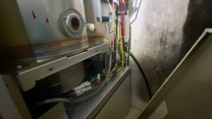 複雑なボイラー内部のメンテナンス。エア抜きを行い燃焼を復旧させる