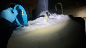 一度回収した綺麗な灯油を、丁寧にお客様の灯油タンクへ戻している様子