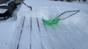 スノーストッパールーフの特徴である茶色の凸凹(ハゼ)が見える写真