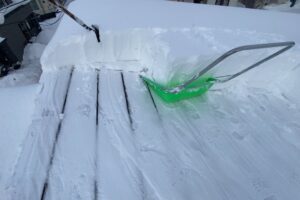 スノーストッパールーフの特徴である茶色の凸凹（ハゼ）が見える写真