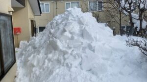 下ろした後の雪山。人の背丈を超えるほどの高さになっている