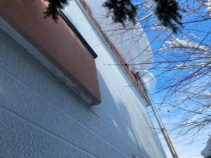 札幌市北区、屋根から大きくせり出し巨大化した雪庇の様子