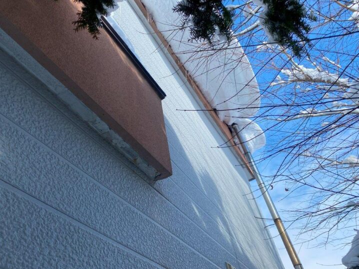 札幌市北区、屋根から大きくせり出し巨大化した雪庇の様子