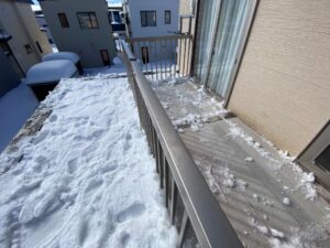 札幌市内での地面の除雪作業のアフター写真。雪に埋まったバルコニーを綺麗に除雪。
