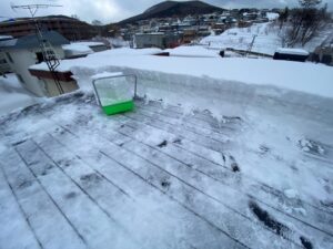 札幌近郊の岩見沢や小樽でも、雪下ろしや雪庇落としに出張対応する便利屋七道。
