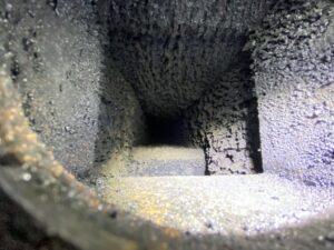 ペチカや煙突の内部に大量に蓄積したスス汚れの様子