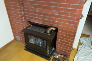 札幌の住宅に設置されたレンガ造りのペチカとストーブの様子