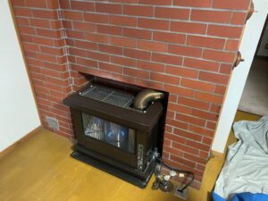 札幌の住宅に設置されたレンガ造りのペチカとストーブの様子