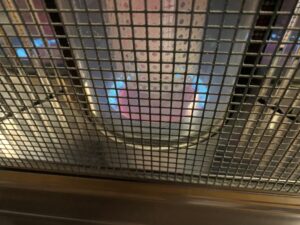 清掃後に安定して燃えるストーブの綺麗な青い炎