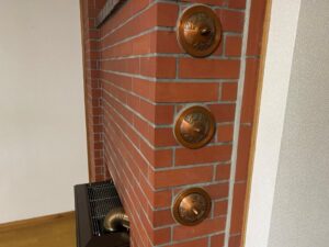 ペチカ側面にある掃除口。ここから内部を掃除する