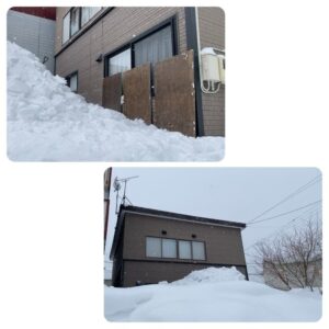 屋根から下ろした雪が積み上がり、巨大な雪山になった様子